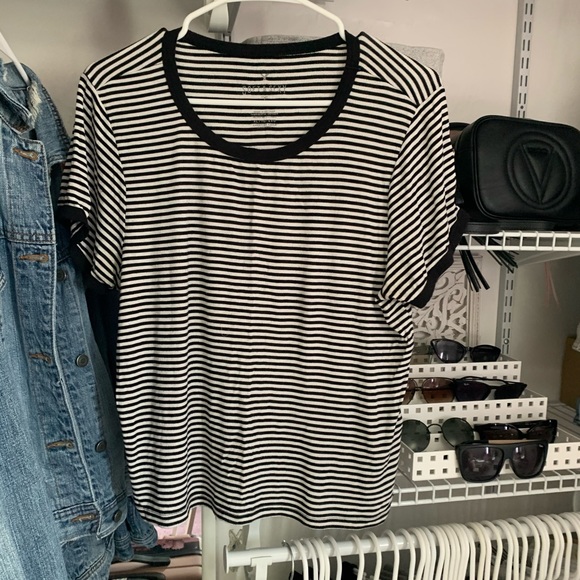 American Eagle Outfitters Tops - b&w striped tee!